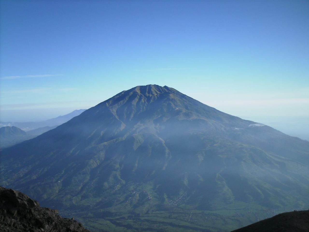 Rekomendasi gunung di jawa tengah dengan fasilitas lengkap untuk pemula