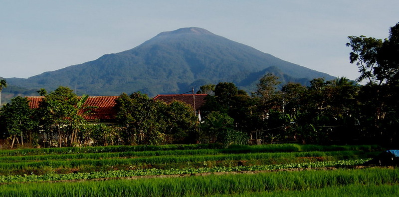 Ciremai gunung kuningan barat kabupaten wisata meletus majalengka mountain angker proses indahnya melihat pesona dulu pulau terjadinya terletak cirebon kini Pembekalan makanan dan minuman pendakian gunung ciremai selama 3 hari