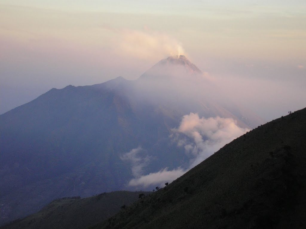Gunung di Jawa Tengah yang menawarkan sunrise spektakuler