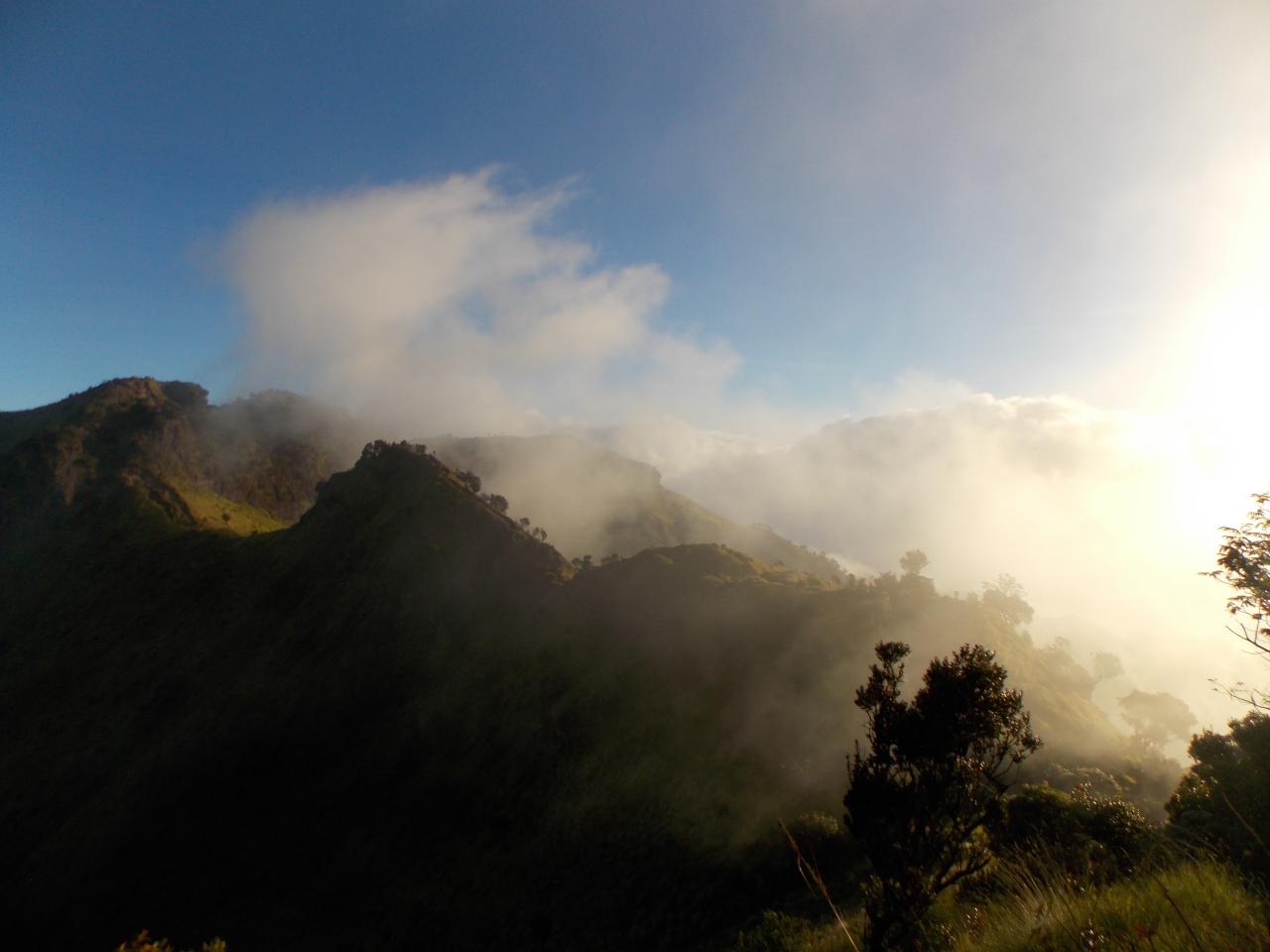Rekomendasi gunung untuk hunting foto sunset di Jawa Tengah