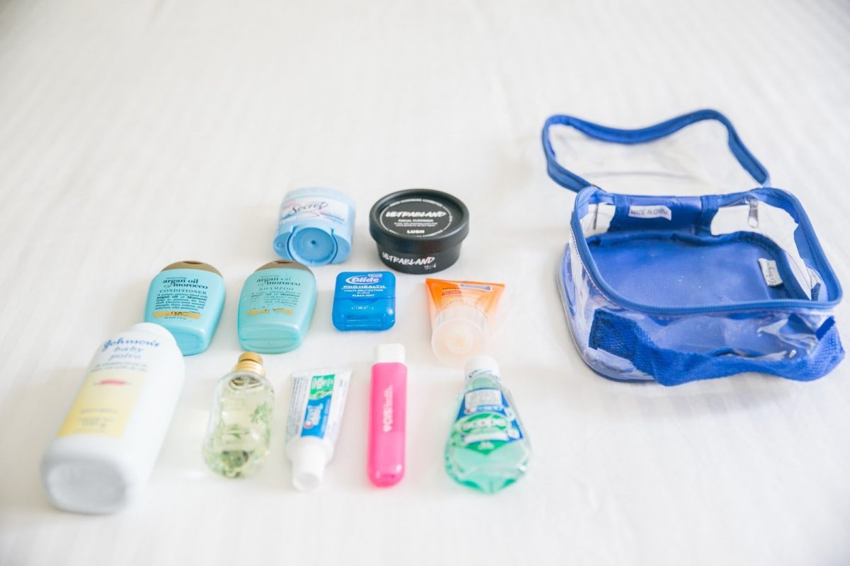 Toiletries camping toiletry kathmandu triple hanging bag kit travel blue Perlengkapan mandi praktis dan ringkas untuk camping anak