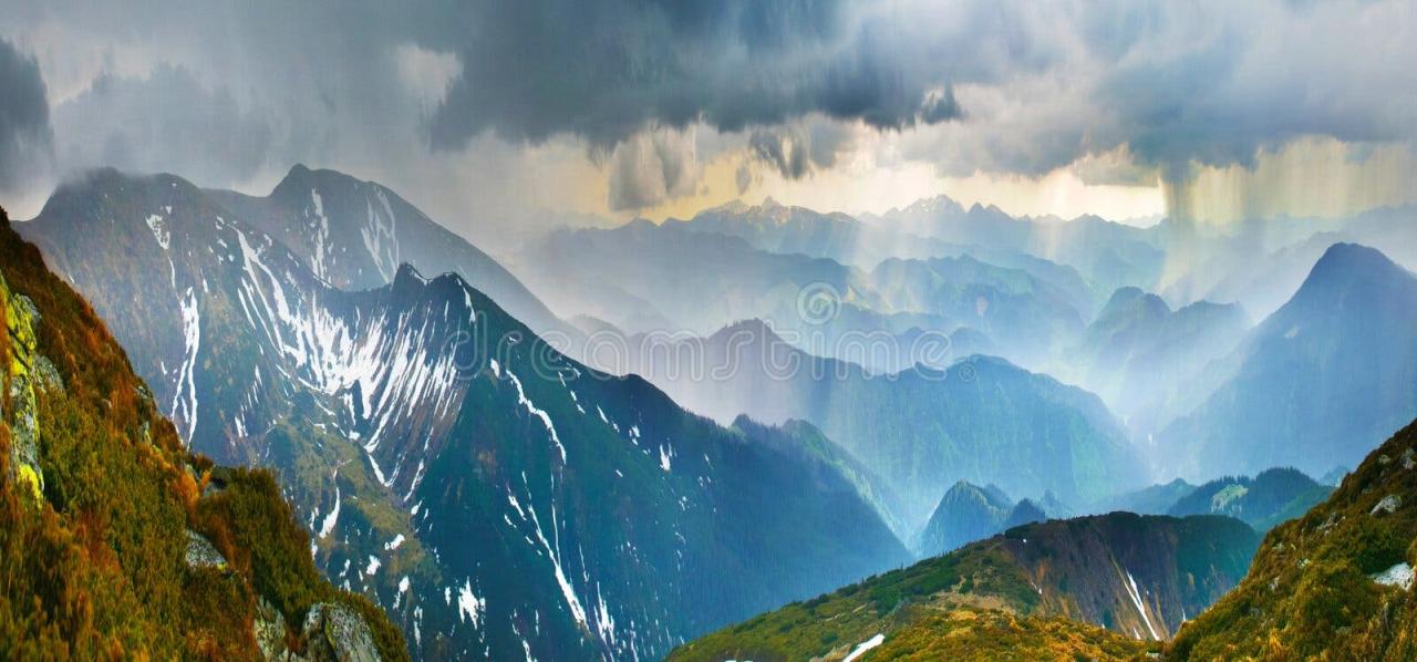 Bagaimana menghadapi hujan deras saat di puncak gunung